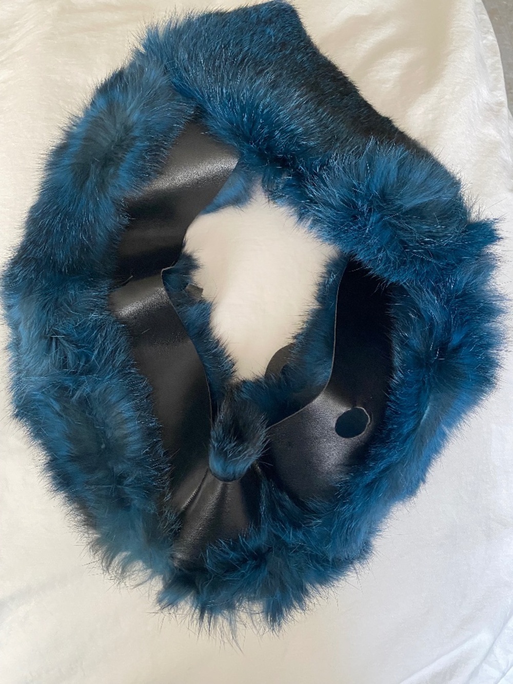 Italian brand O bag decorative faux fur trim